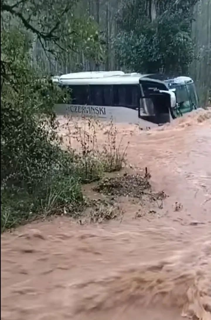 Sananduva RS/ Ônibus fica ilhado...